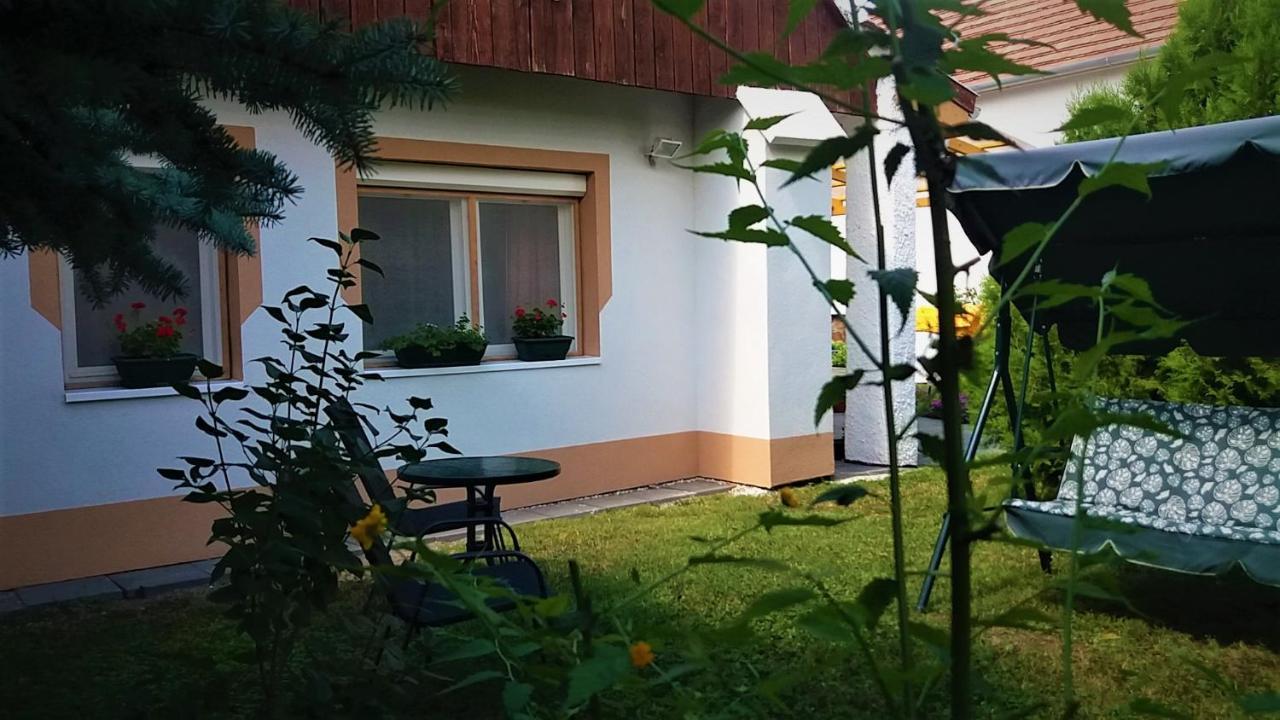Julia Vendeghaz Sarrod Hotel Екстериор снимка