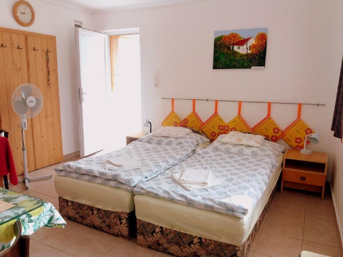 Julia Vendeghaz Sarrod Hotel Екстериор снимка