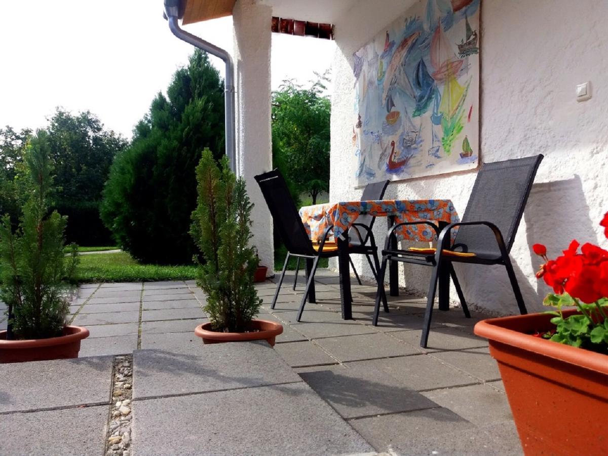 Julia Vendeghaz Sarrod Hotel Екстериор снимка