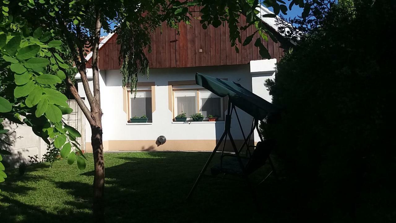 Julia Vendeghaz Sarrod Hotel Екстериор снимка