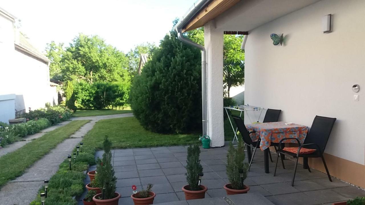 Julia Vendeghaz Sarrod Hotel Екстериор снимка