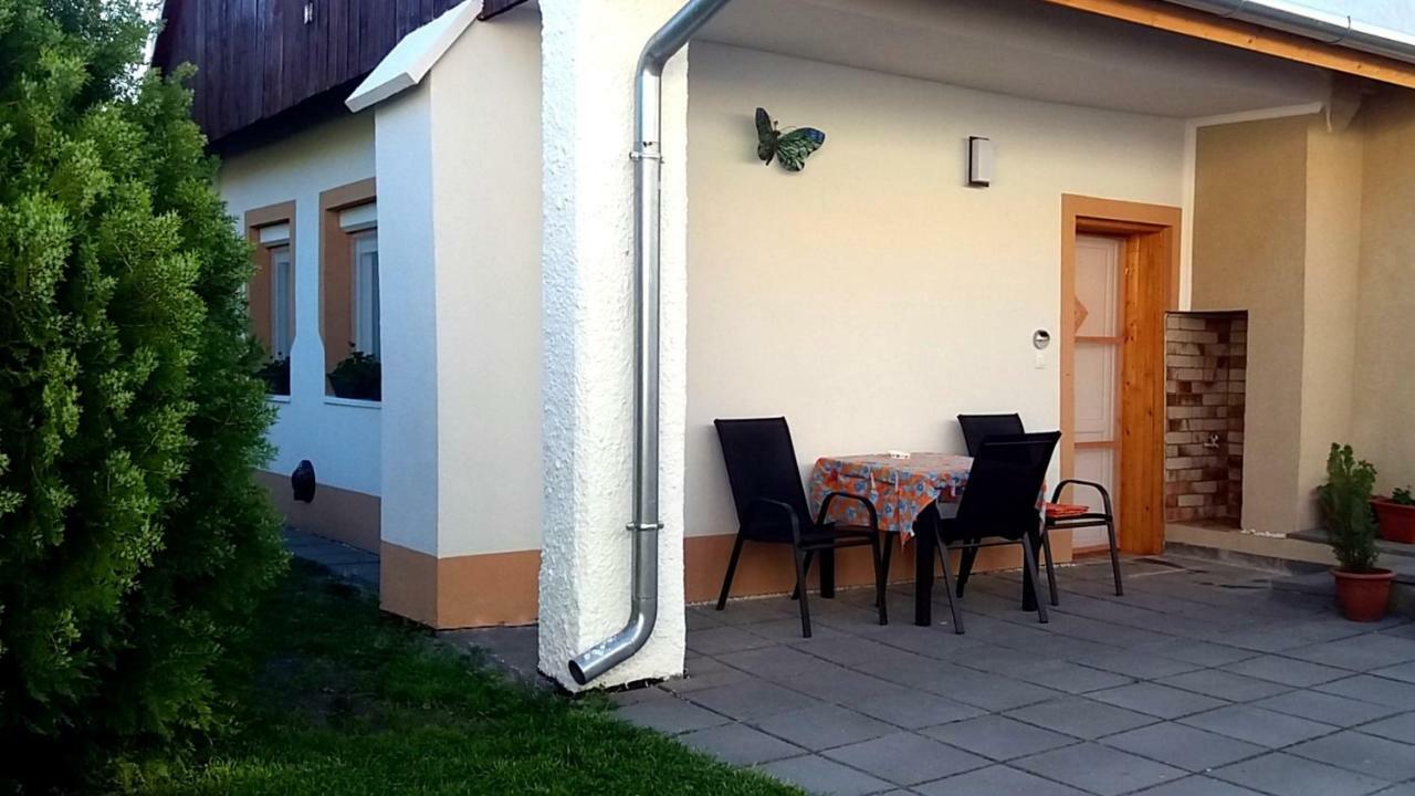 Julia Vendeghaz Sarrod Hotel Екстериор снимка