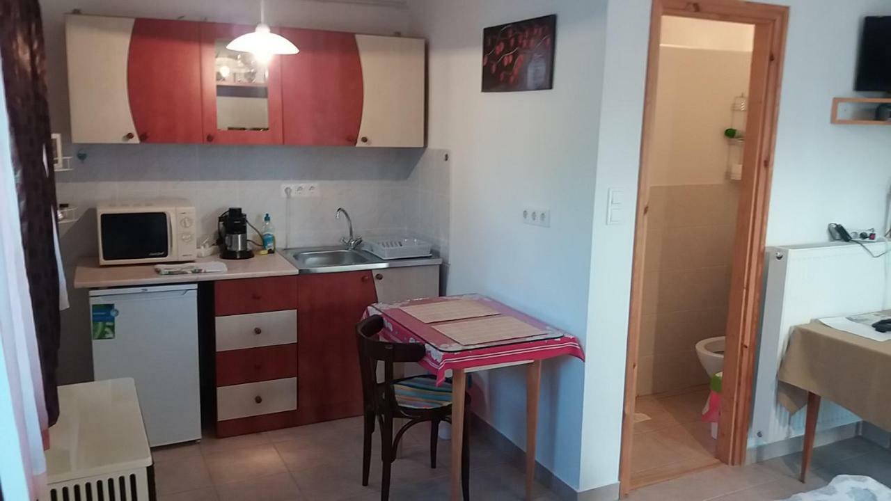 Julia Vendeghaz Sarrod Hotel Екстериор снимка